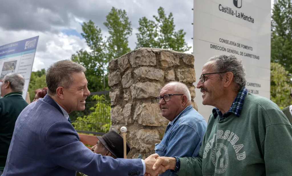 El presidente autonómico, Emiliano García-Page, inaugura la reconstrucción del puente de la travesía de la CM-215.