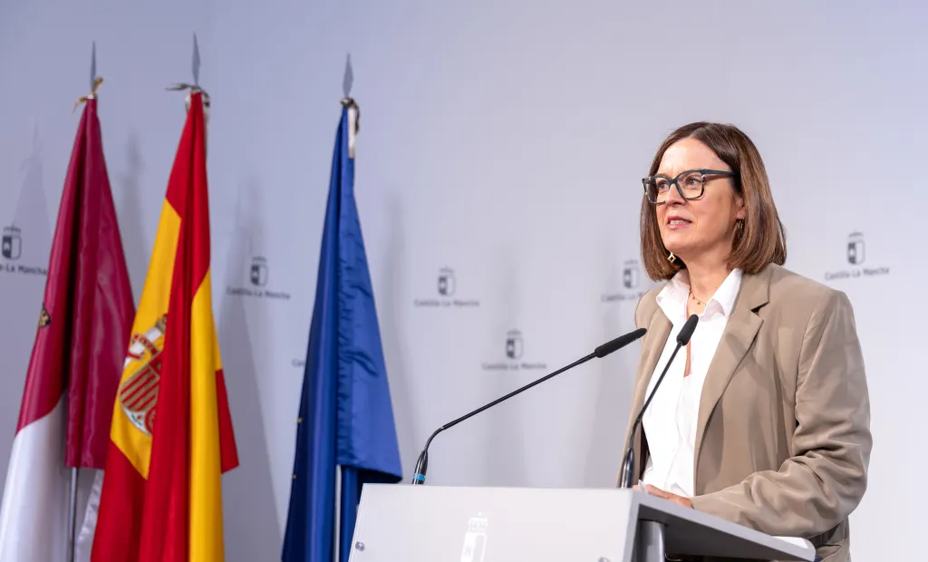 El Ejecutivo regional sigue trabajando para mejorar las condiciones de climatización de centros escolares de la Comunidad Autonómica. Para ello, y como ha señalado la consejera Portavoz, Esther Padilla, el Gobierno ha dado el visto bueno a una transferencia de casi 2,7 millones de euros para continuar con el plan de climatización en centros de Educación Secundaria y de Educación Especial de Castilla-La Mancha.