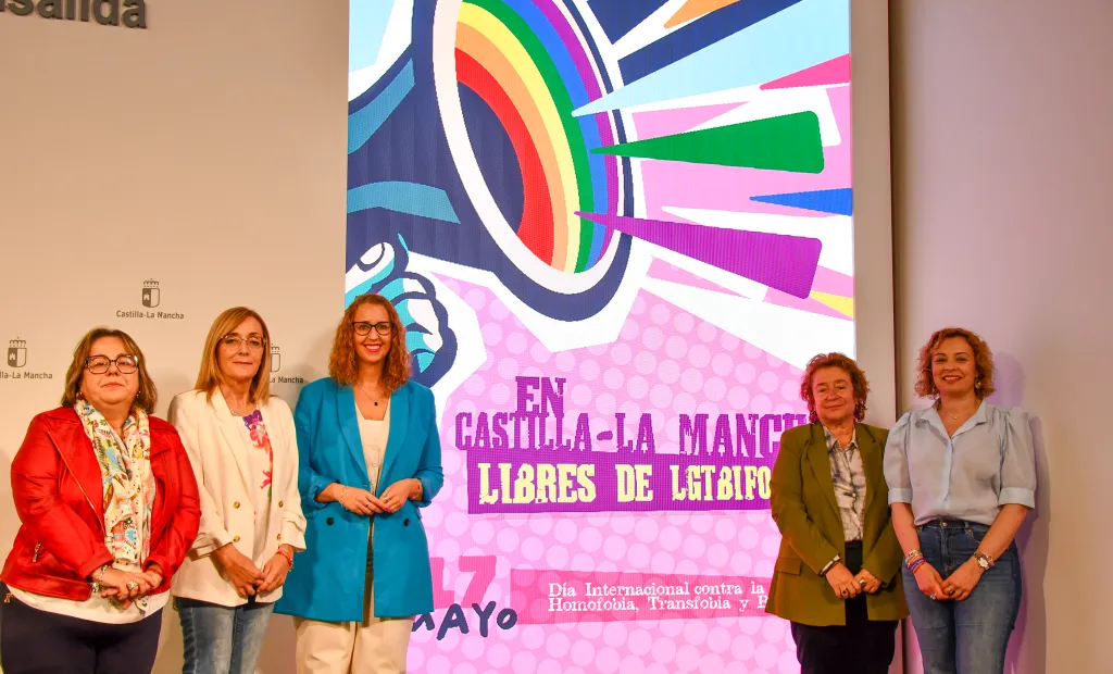 La consejera de Igualdad, Sara Simón, presenta los primeros reconocimientos por el Día contra la LGTBIfobia, en el Palacio de Fuensalida