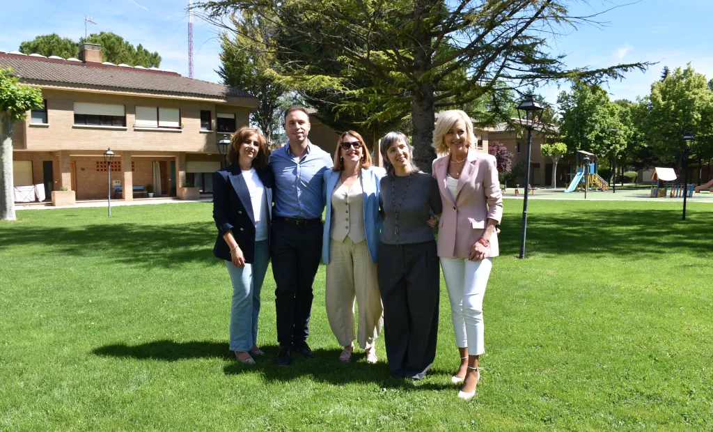 La delegada de la Junta, Marian López, y la delegada provincial de Bienestar Social, Susana Zomeño, han visitado las instalaciones de Aldeas Infantiles SOS en Cuenca