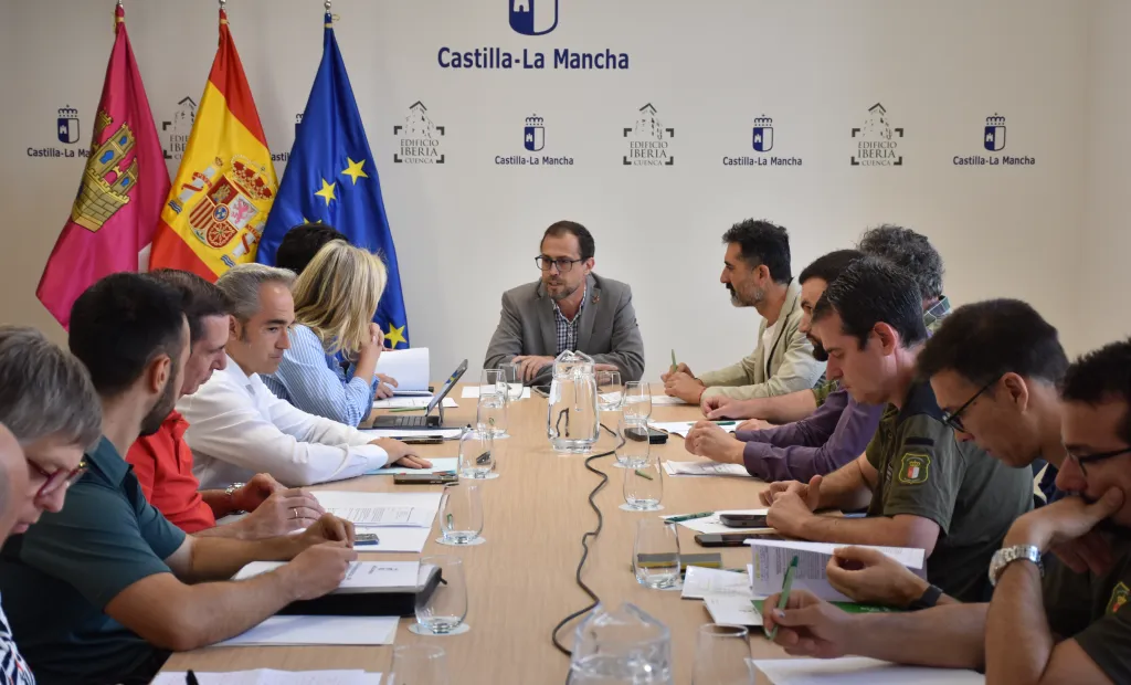 El viceconsejero de Medio Ambiente, José Almodóvar, ha presidido la primera reunión de la Mesa Provincial del Conejo de Monte de Cuenca, constituida para analizar la situación en el territorio y coordinar nuevas actuaciones.