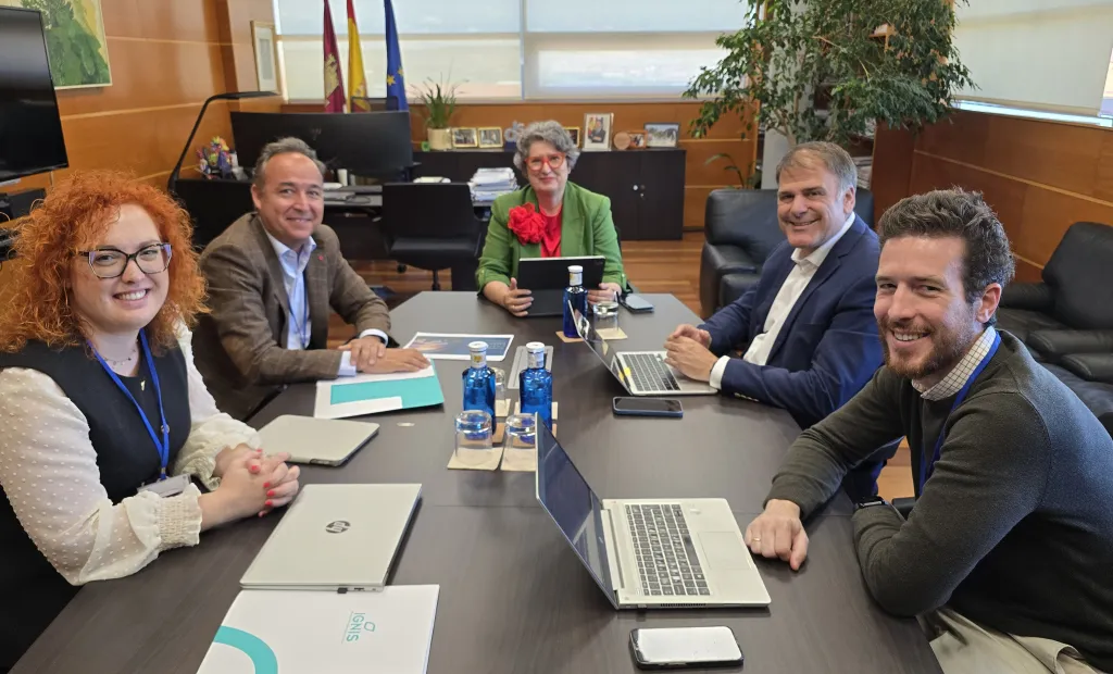 La consejera de Desarrollo Sostenible, Mercedes Gómez, ha mantenido una reunión de trabajo con los representantes de IGNIS para conocer los diferentes proyectos que la compañía energética está implantando en Castilla-La Mancha, así como sus planes de expansión con nuevas iniciativas vinculadas a las plantas solares, eólicas, el autoconsumo, los centros de datos.