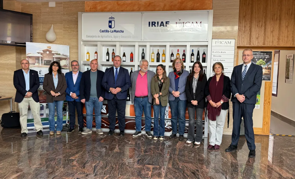 El consejero de Agricultura, Ganadería y Desarrollo Rural, Julián Martínez Lizán, en el Consejo de Dirección del IRIAF