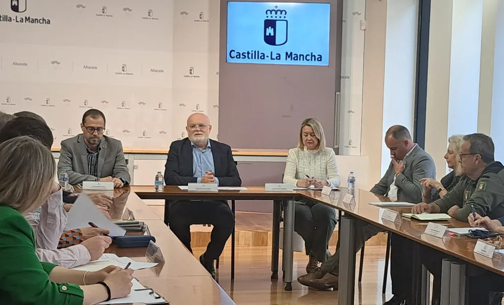 El delegado de la Junta en Albacete, Pedro Antonio Ruiz Santos, el viceconsejero de Medio Ambiente, Pepe Almodóvar, y la delegada provincial de Desarrollo Sostenible, Llanos Valero, han presidido la primera Mesa provincial del Conejo de Monte en Albacete.