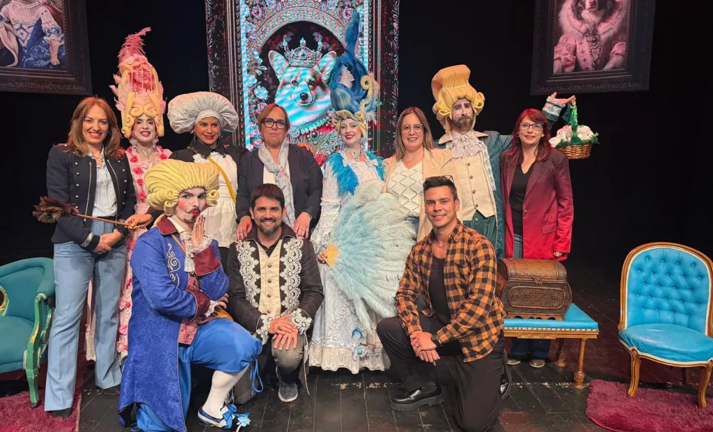 La viceconsejera de Cultura y Deportes, Carmen Teresa Olmedo, en la obra de teatro ‘Preciosas Ridículas’