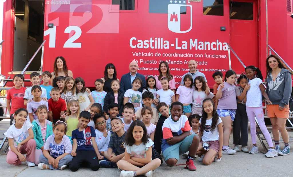 Más de 300 alumnos del CEIP ‘Rosa Parks’ de Toledo han disfrutado hoy de la visita del Servicio de Emergencias 1-1-2 de Castilla-La Mancha.
