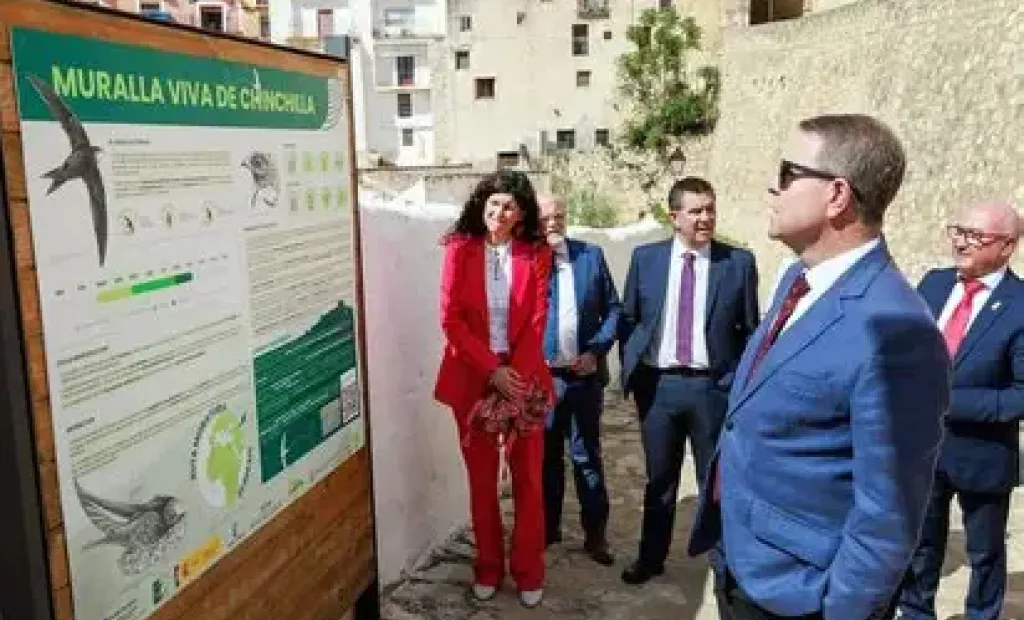 El presidente García-Page visitó el nuevo panel divulgativo instalado en Chinchilla en el que se informa del proyecto medioambiental 'Muralla viva'