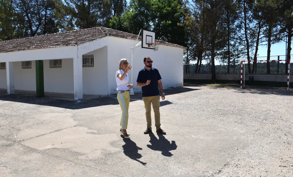 La delegada de la Junta en Cuenca, Marian López, ha visitado Olivares de Júcar junto a su alcalde, Héctor Buendía Guijarro