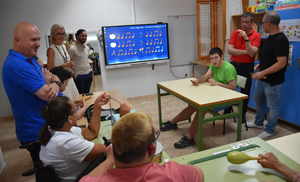 La delegada de la Junta ha visitado el Centro de Educación Especial Jérôme Lejeune de San Clemente, junto al delegado provincial de Educación, Cultura y Deporte, Gustavo Martínez; el alcalde de la localidad, Víctor Miguel Luis Camacho; la directora del centro, Luz Girón; la presidenta del AMPA Jerome Lejeune, Ana Moya; y representantes de ADI El Záncara.