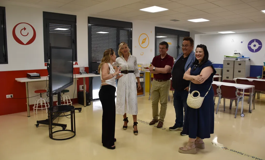 La delegada de la Junta y el delegado provincial de Educación han visitado en Villamayor de Santiago las actuaciones previstas en el CEIP Gúzquez y el IESO Ítaca.