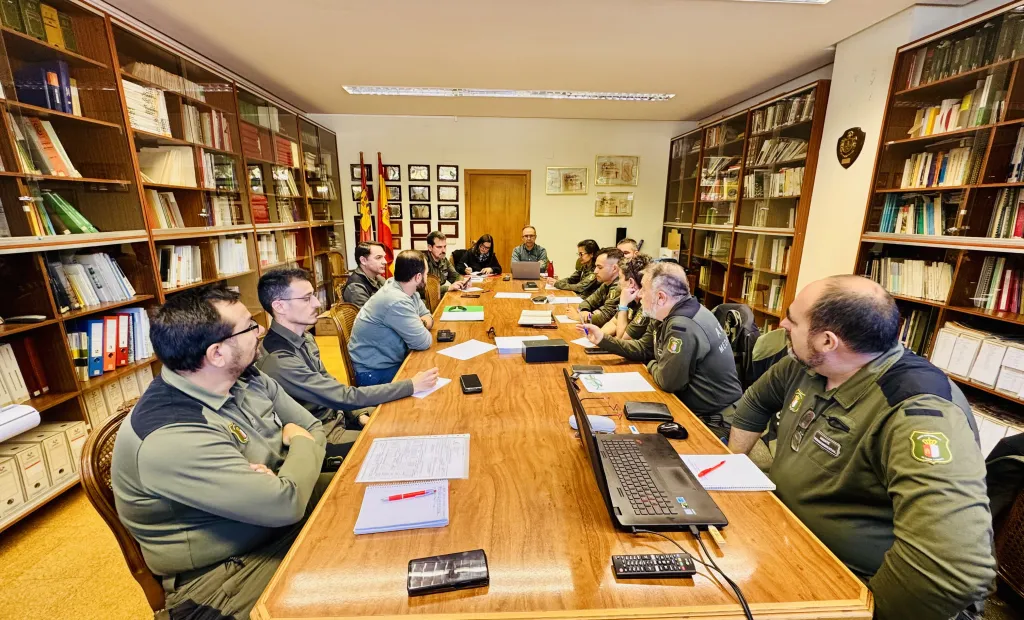 El delegado provincial de Desarrollo Sostenible, José Ignacio Benito, ha participado en una reunión de trabajo con el Servicio de Incendios Forestales y el Cuerpo de Agentes Medioambientales para analizar estos datos y reforzar la coordinación ante la nueva temporada de alto riesgo.
