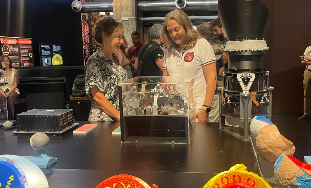 La coordinadora de Cultura de la Junta en Cuenca, Yolanda Rozalén, ha participado en la inauguración de esta exposición junto al director del Museo de las Ciencias de Castilla-La Mancha, Javier Semprún; el astrónomo del Museo, José María Sánchez; y representantes del ámbito científico vinculados a la misión PLATO.