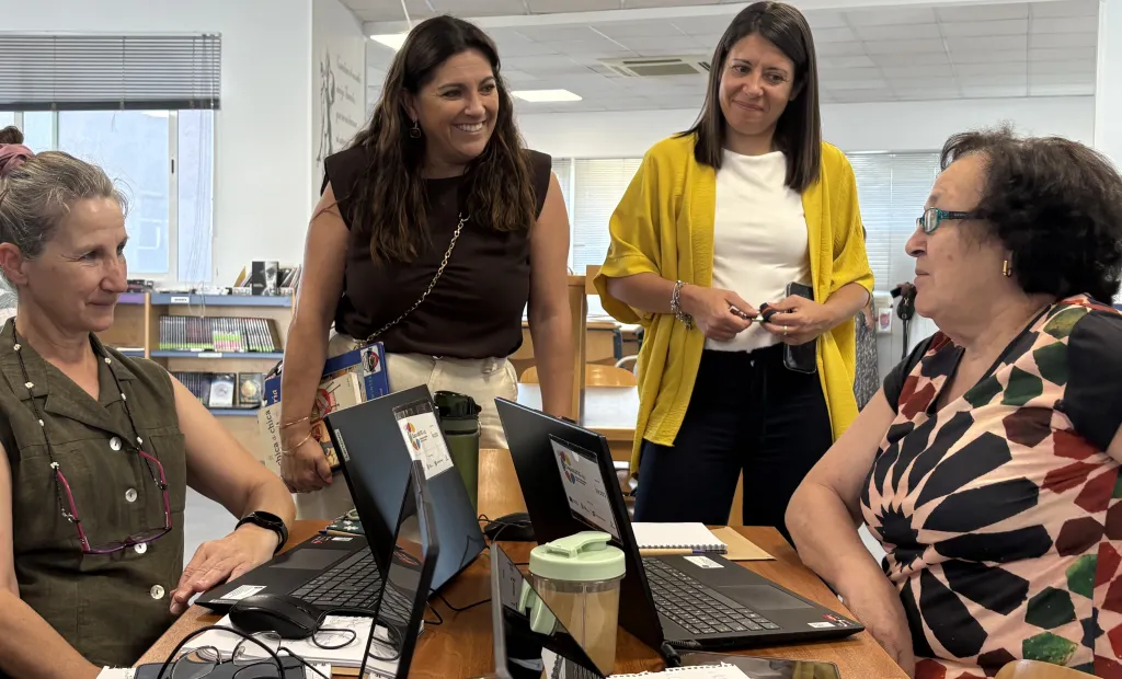 Bárbara García Torijano visita talleres del programa ‘New CapacitaTIC+55’ en Torrejón del Rey