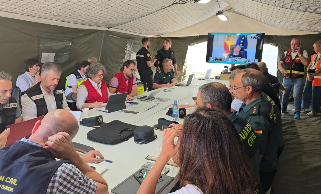 La consejera de Desarrollo Sostenible, Mercedes Gómez, ha asistido este domingo a primera hora a la reunión del Comité Estatal de Coordinación y Dirección (CECOD) del complejo de incendios forestales de Sierra Oeste y Burgohondo, celebrada en el Puesto de Mando Avanzado (PMA) de Navalcarnero (Madrid), dentro del dispositivo de coordinación establecido tras la activación del nivel 3 de emergencia nacional.