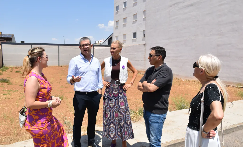 La delegada de la Junta, Marian López, que ha realizado una visita institucional a Motilla del Palancar junto al presidente de la Diputación, Álvaro Martínez Chana; y el alcalde, Pedro Tendero