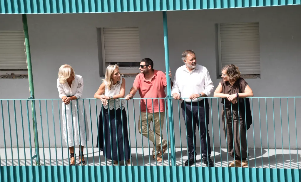 La delegada de la Junta en Cuenca, Marian López, ha visitado las obras de rehabilitación energética que se están ejecutando en la Comunidad de Propietarios Nuestra Señora del Buen Suceso número 4 de Cuenca capital