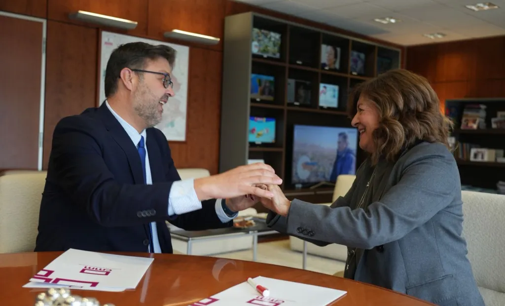 Amador Pastor y Carmen Amores firman un convenio