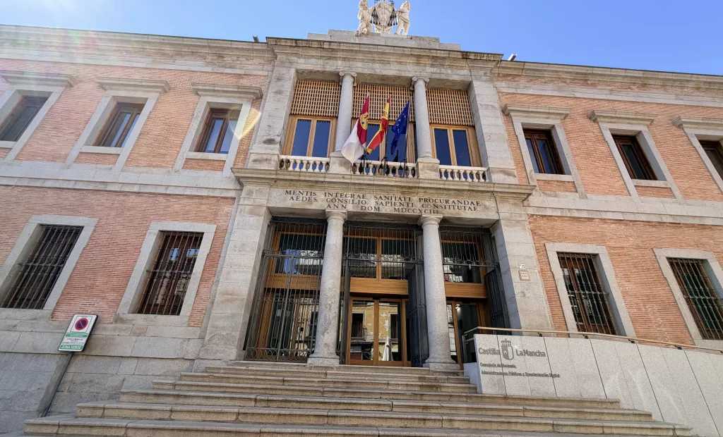 El Gobierno de Castilla-La Mancha, a través de la Consejería de Hacienda, Administraciones Públicas y Transformación Digital, ha dado un paso estratégico en la modernización de la Administración regional con la formalización del contrato para el desarrollo de un marco normativo de inteligencia artificial generativa, destinado a transformar y mejorar los servicios públicos de la Comunidad Autónoma.