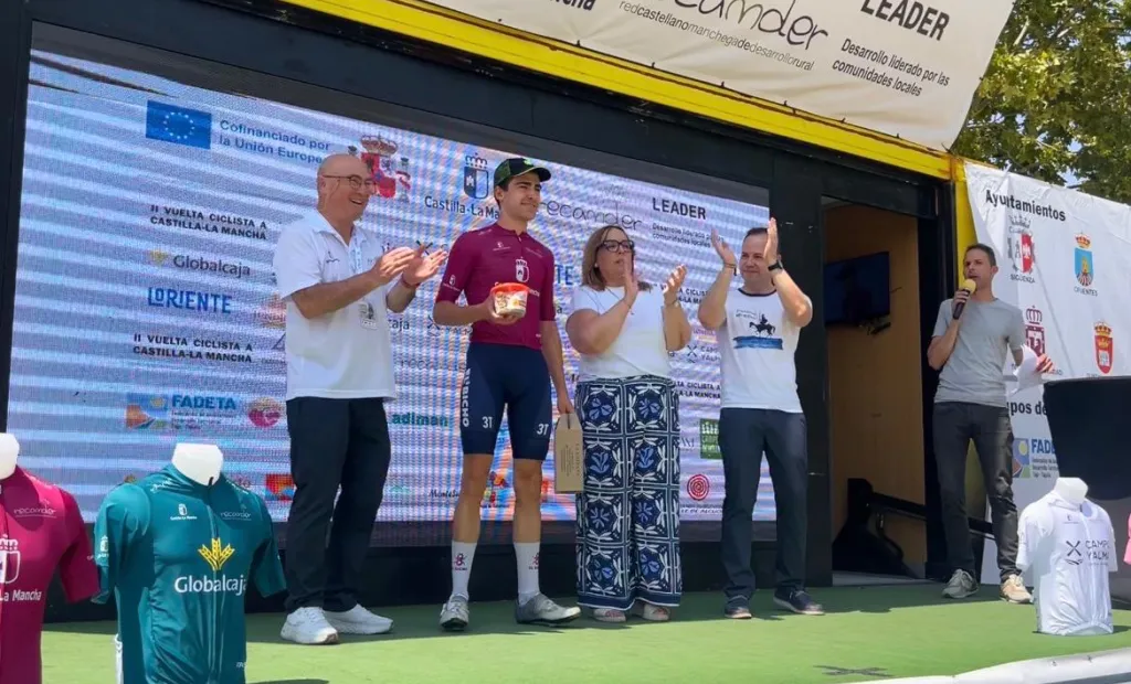 La viceconsejera de Cultura y Deportes, Carmen Teresa Olmedo, asiste a la llegada de la II Vuelta Ciclista Castilla-La Mancha Leader