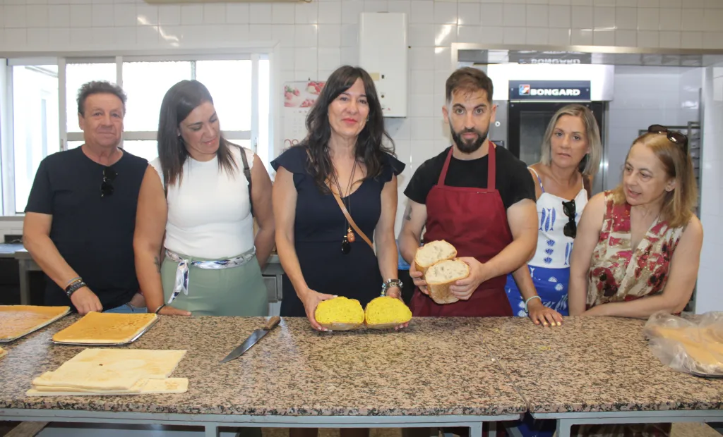 Blanca Fernández felicita al maestro panadero Alberto Navas por haber sido acreditado como uno de los 50 mejores panaderos de España
