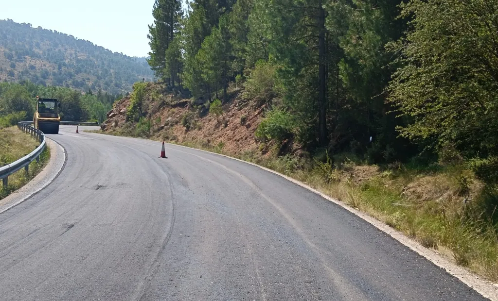 Así, lo ha asegurado el director General de Carreteras, David Merino, que ha destacado que “la intervención se desarrollará a lo largo de 16 kilómetros de esta vía regional, que constituye el principal acceso desde la capital conquense a la Sierra Norte y canaliza buena parte del tráfico turístico que se dirige a la comarca.