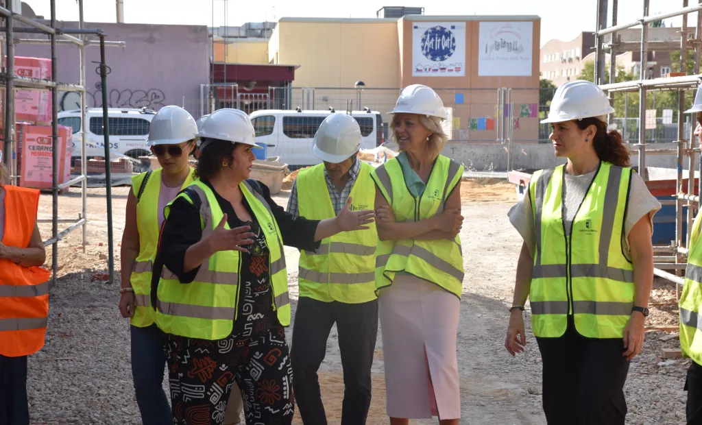 La viceconsejera de Empleo, Diálogo Social y Seguridad y Salud Laboral, Nuria Chust, ha visitado recientemente las obras, acompañada por la delegada de la Junta en Cuenca, Marian López; la directora general de Formación Profesional para el Empleo, Marta Roldán; la delegada provincial de Economía, Empresas y Empleo, Arancha Poveda; el secretario general de la Subdelegación del Gobierno en Cuenca, Javier Bernal; y el director provincial del SEPE, Francisco Javier Cano.