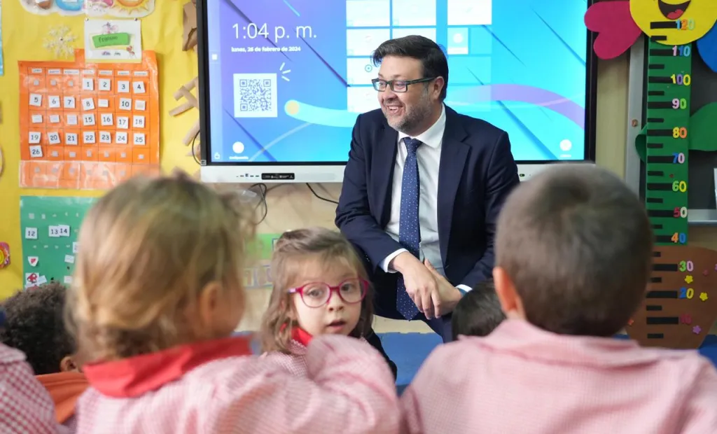 El consejero de Educación, Cultura y Deportes, Amador Pastor, en una escuela infantil