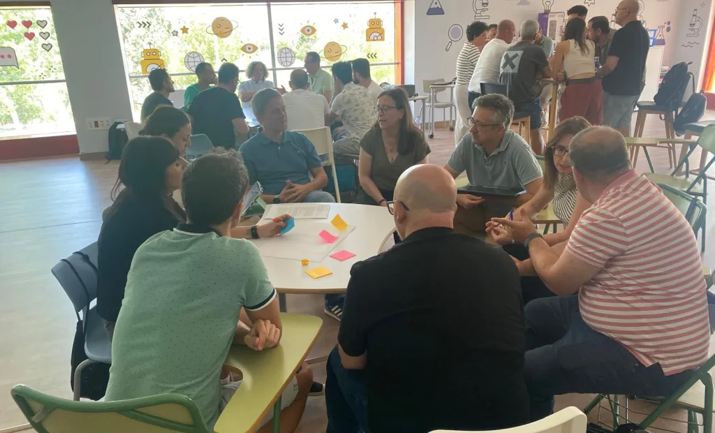 Reunión de la directora general de Innovación Educativa y Centros con dinamizadores de Transformación Digital y Robótica