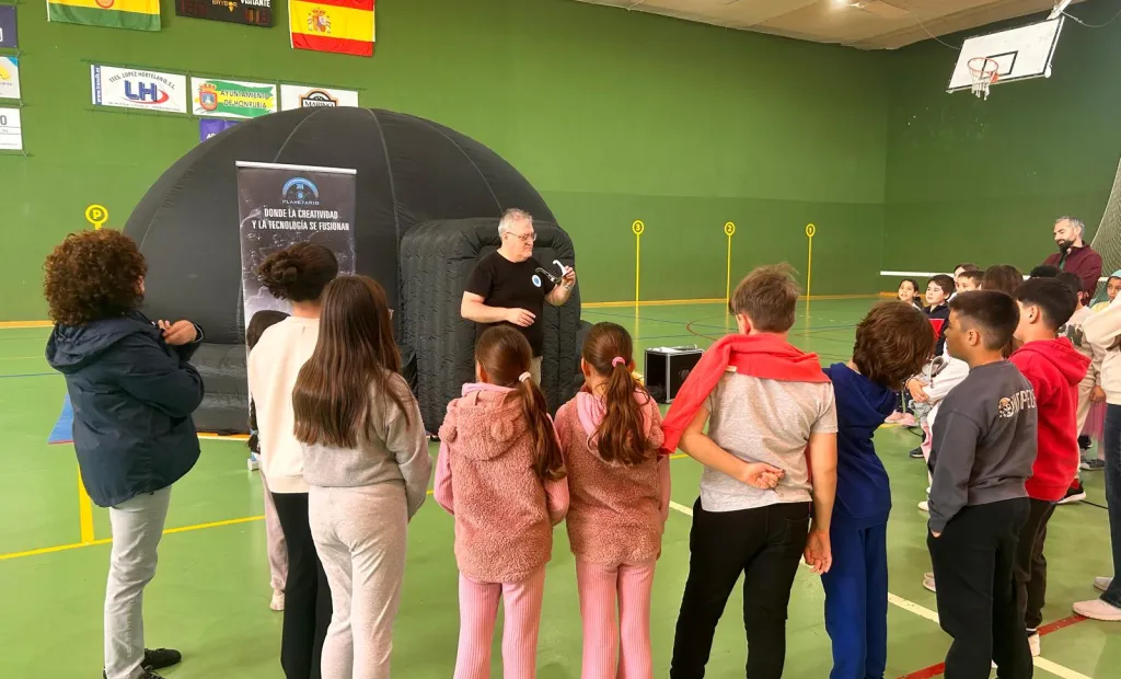 El Gobierno regional acerca el planetario móvil al alumnado de 34 centros educativos con el objetivo de estimular la divulgación científica