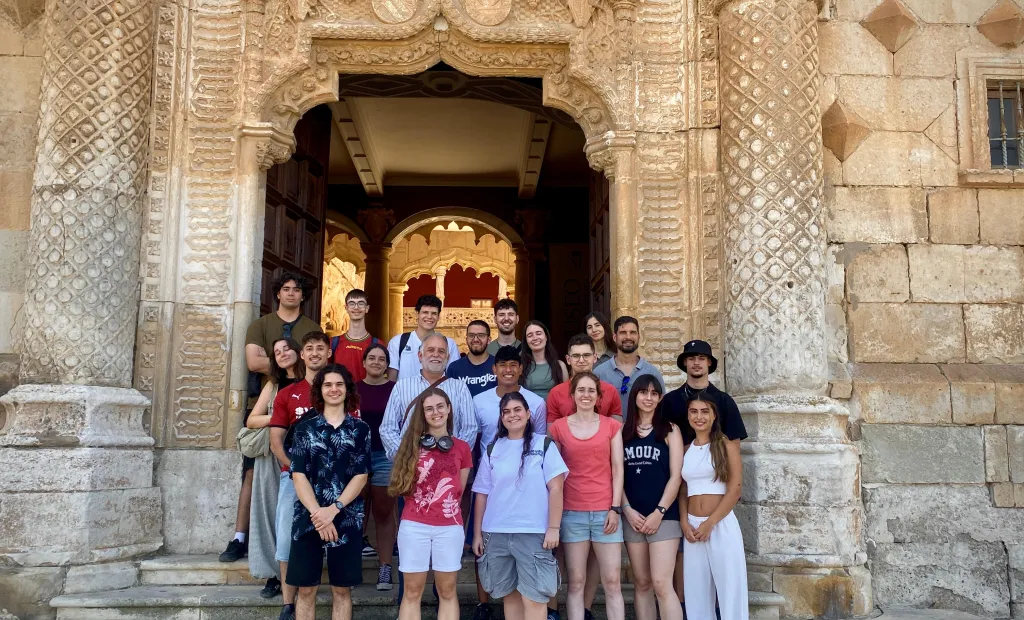 El delegado de Educación, Cultura y Deportes, Ángel Fernández-Montes, recibe a los jóvenes participantes en el campamento de voluntariado de Umbralejo