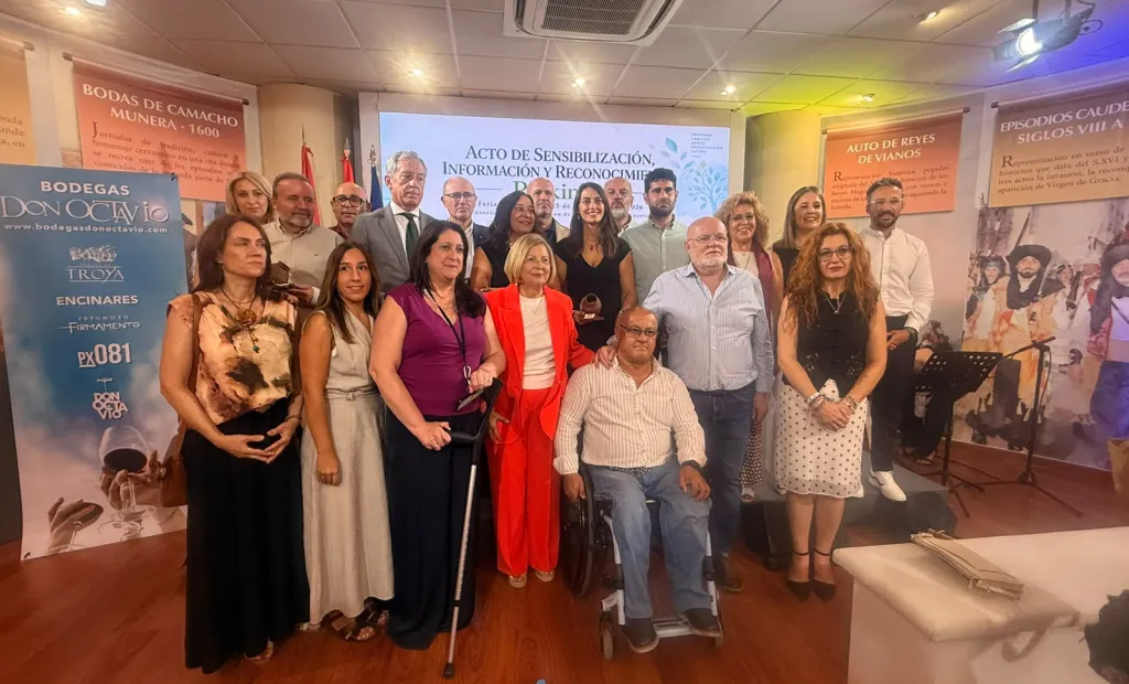 El Gobierno de Castilla-La Mancha, premiado por Párkinson Villarrobledo por su compromiso con una atención cercana y especializada