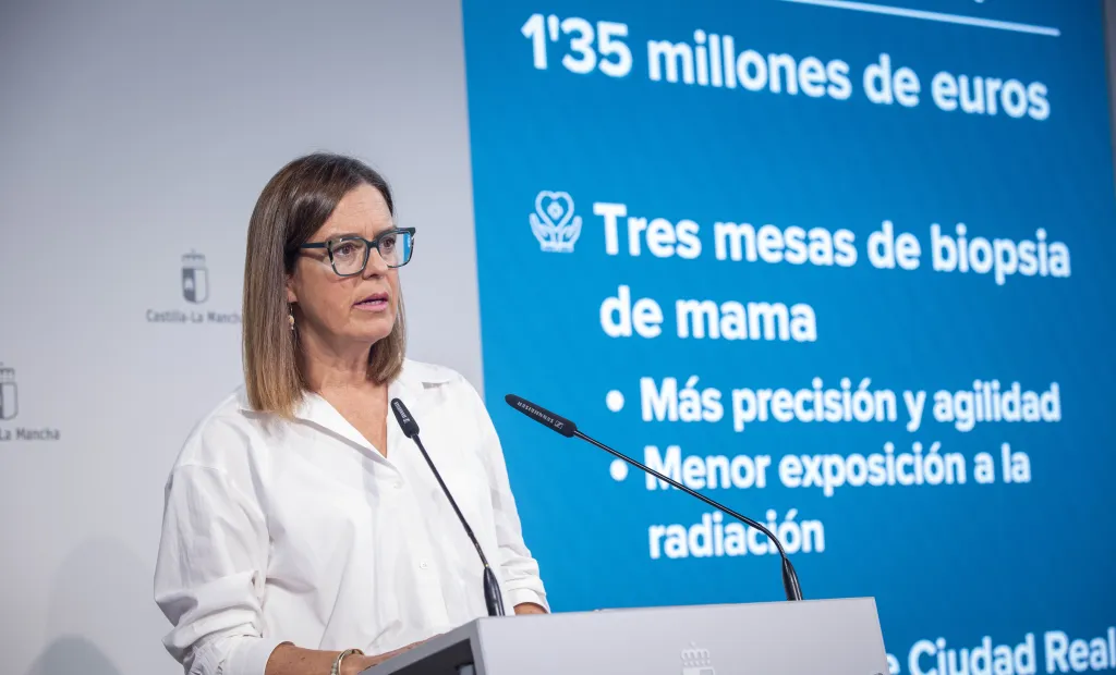 Toledo, 16 de septiembre de 2026.- El Gobierno de Castilla-La Mancha va a destinar 1,35 millones de euros a renovar las mesas de biopsia de mama de los hospitales de Ciudad Real, Guadalajara y Nuestra Señora del Perpetuo Socorro de Albacete, con la incorporación de tres equipos de última generación que permitirán mejorar la precisión de las pruebas y reducir los tiempos necesarios para realizarlas. Así lo ha explicado en rueda de prensa la portavoz del Ejecutivo autonómico, Esther Padilla, tras la reunión s