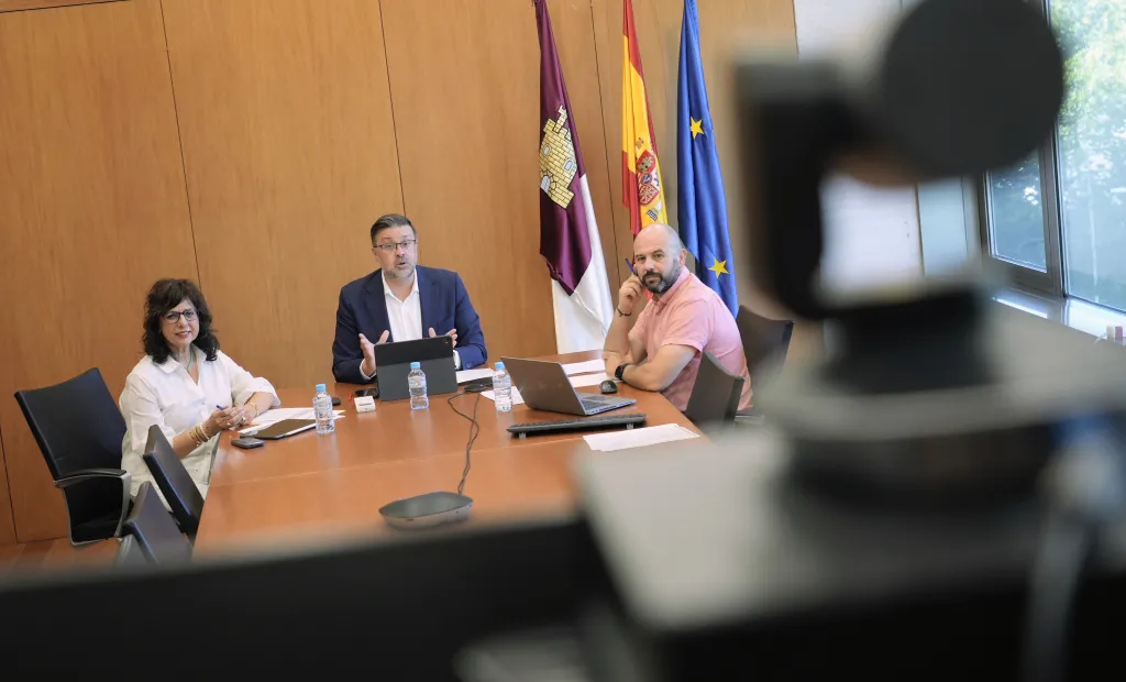 El consejero de Educación, Cultura y Deportes, Amador Pastor, en una de las acciones formativas del proyecto de formación y acompañamiento a centros educativos