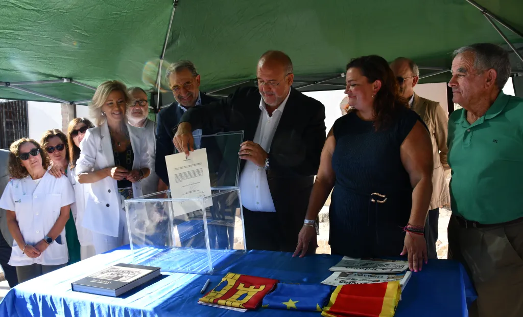 El vicepresidente primero pone la primera piedra del nuevo centro de salud de Talayuelas