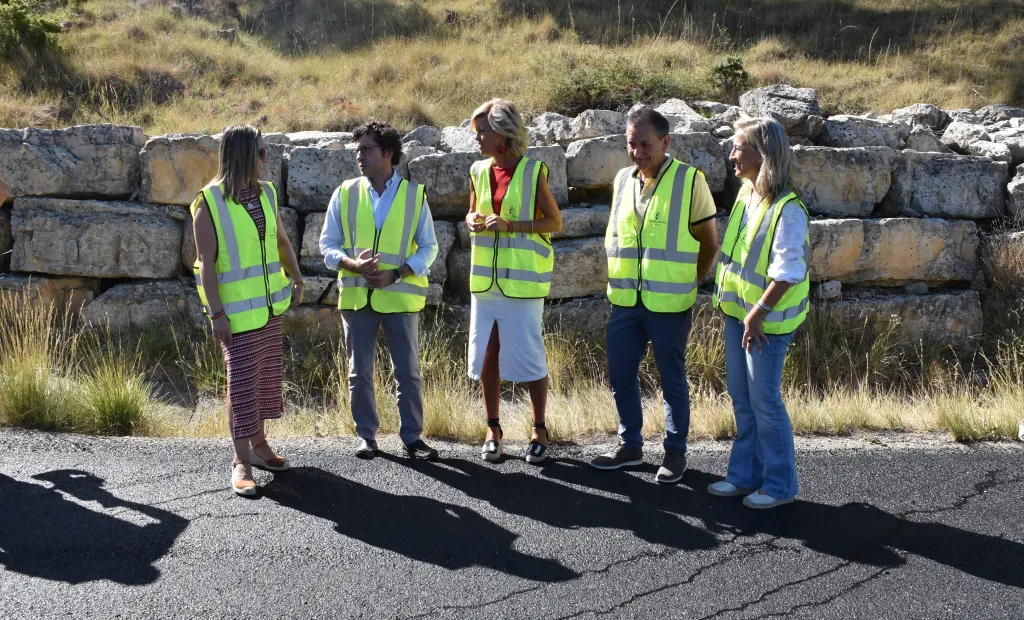 La delegada de la Junta en Cuenca, Marian López, y la delegada provincial de Fomento, Ana Ponce, han visitado las obras de mejora de esta vía a su paso por Villalba de la Sierra