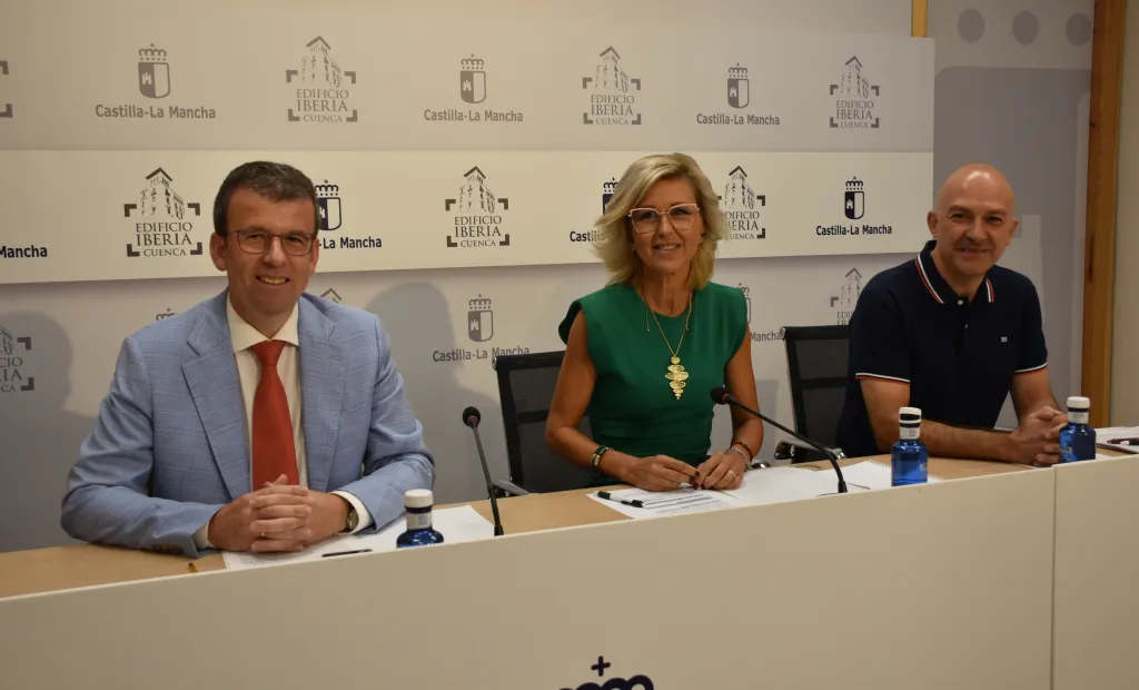 la delegada de la Junta en Cuenca, Marian López, y el delegado provincial de Educación, Cultura y Deportes, Gustavo Martínez, durante la rueda de prensa de inicio de curso, en la que han estado acompañados por el jefe de Planificación Educativa, Víctor Fernández.