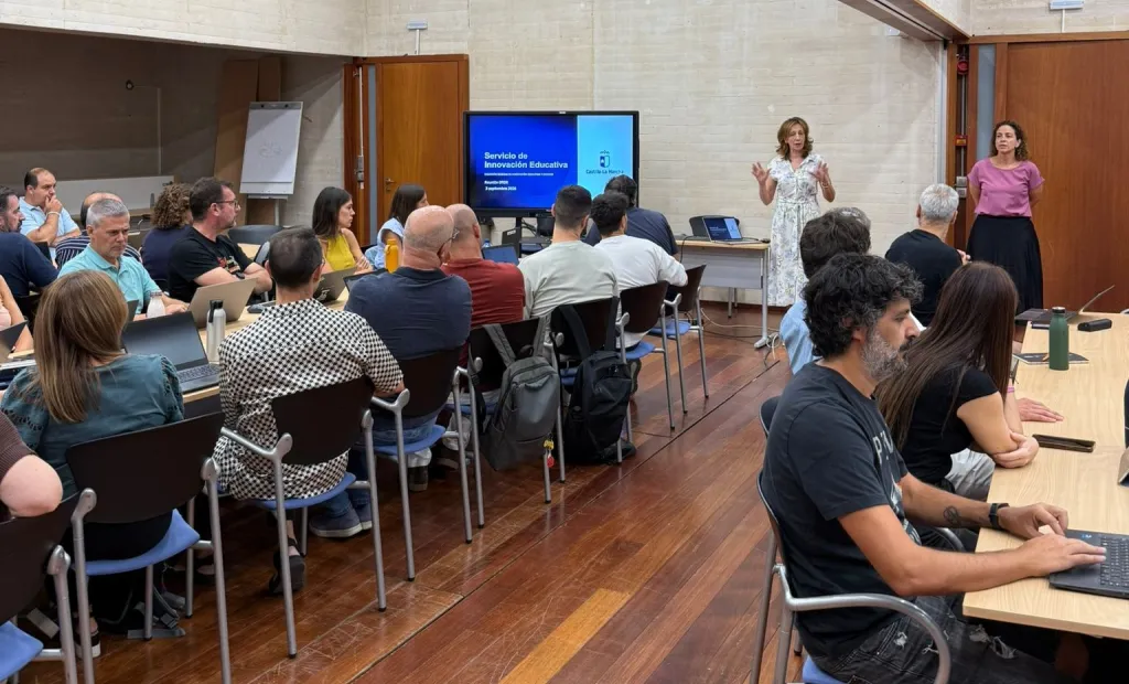El Gobierno regional aborda con la Red de Dinamizadores de Transformación Digital las principales líneas de actuación para el curso 2026-2027