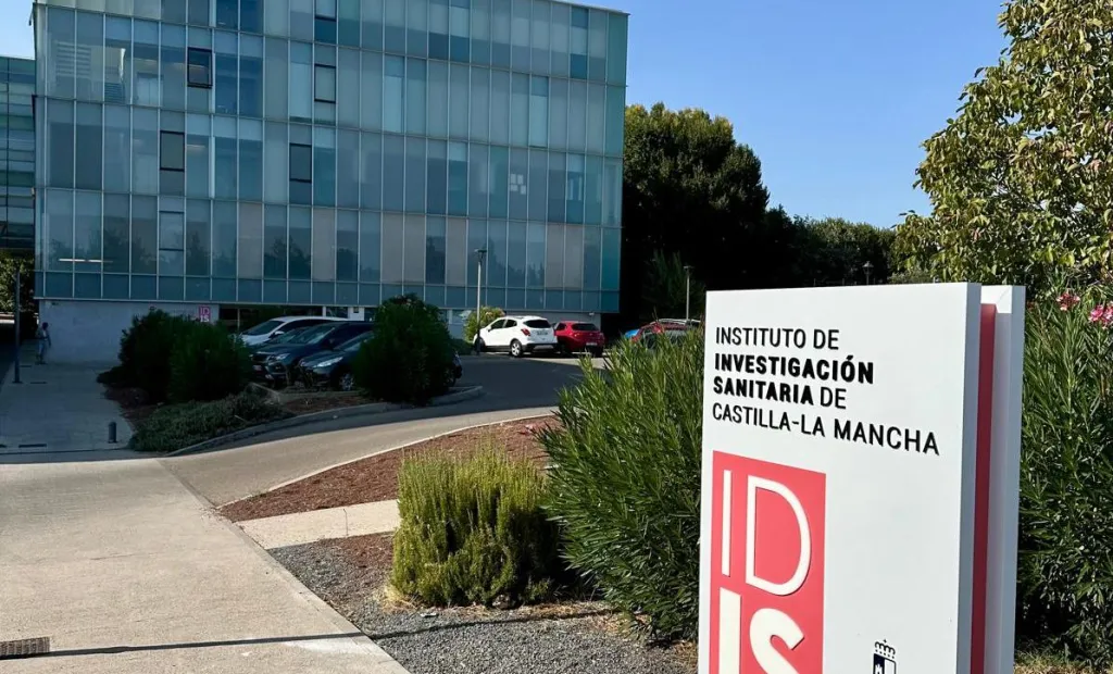 Se trata de un programa de acompañamiento y asesoramiento científico especializado, orientado a reforzar la calidad del planteamiento, diseño y elaboración de la memoria científica de los proyectos de investigación, con el propósito de impulsar la participación de los investigadores en convocatorias competitivas, prestando especial atención a las del Instituto de Salud Carlos III y, particularmente, a la convocatoria de proyectos de I+D+I en Salud de la Acción Estratégica en Salud.