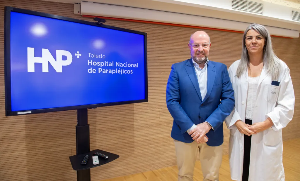 El Hospital Nacional de Parapléjicos, centro dependiente del Servicio de Salud de Castilla-La Mancha (SESCAM), ha presentado hoy su nueva identidad corporativa, una imagen más sencilla y actual con la que la institución quiere proyectar la evolución experimentada a lo largo de más de medio siglo de historia y afrontar una nueva etapa manteniendo intacta la esencia que ha convertido al centro en referencia nacional en la atención y la investigación de la lesión medular.