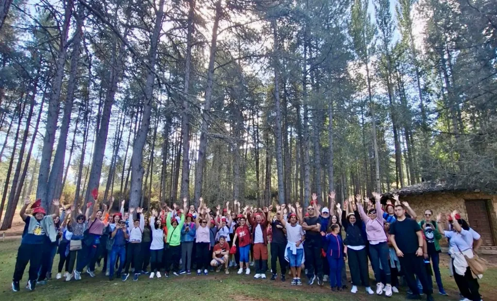 La delegada provincial de Bienestar Social, Susana Zomeño, ha acompañado este martes a los participantes en la primera de las dos rutas senderistas para personas con discapacidad que se celebrarán este otoño en la provincia de Cuenca.