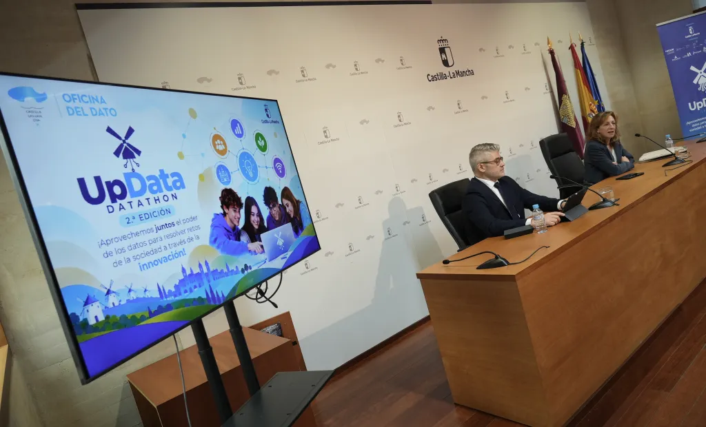 La directora general de Innovación Educativa, Mariló Pérez y el director de la Oficina del Dato, Christian Cobas, presentan la actividad ´Datathon CLM´