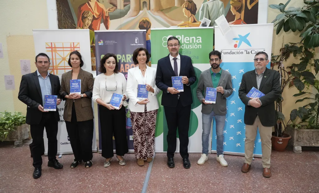 El Gobierno regional colabora con Plena Inclusión Castilla-La Mancha y la Fundación La Caixa’ en el desarrollo del proyecto educativo ‘Nuestras Voces, Vuestros Ojos’, una iniciativa que llegará a más de 500 escolares de cinco centros educativos de la región con el objetivo de fomentar el respeto a la diversidad, eliminar prejuicios y promover la inclusión de las personas con discapacidad intelectual o del desarrollo.