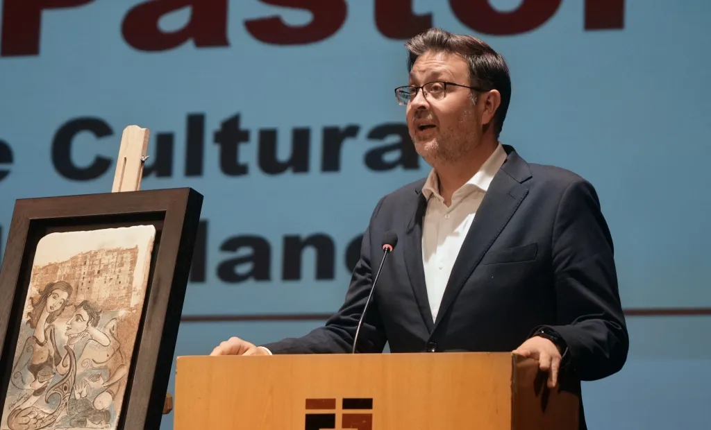 El Gobierno regional reconoce la labor de las Amigas de la Lectura y los clubes de lectura y destaca el legado de Joan Manuel Serrat