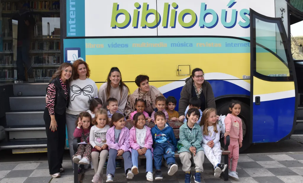 La coordinadora provincial de Cultura, Yolanda Rozalén, ha acompañado al alumnado de Infantil del CEIP ‘Isaac Albéniz’ de Cuenca en una actividad para conocer el funcionamiento del Bibliobús.