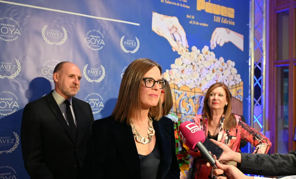 El Gobierno de Castilla-La Mancha ha destacado la contribución de los Premios Pávez a la difusión del cine y a la visibilidad de los profesionales del cortometraje. Así lo ha señalado la consejera portavoz, Esther Padilla, durante su asistencia a la XIII edición del Festival Internacional de Cine de Talavera de la Reina, donde ha felicitado a las personas galardonadas y ha agradecido a la asociación cultural Trax Trex Trix la organización de esta cita.