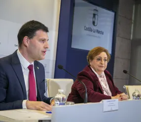 . La viceconsejera de Servicios y Prestaciones Sociales, Guadalupe Martín, y el director general de Acción Social, Santi Vera