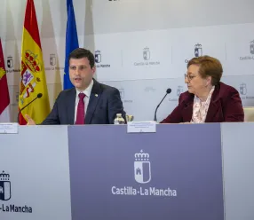 . La viceconsejera de Servicios y Prestaciones Sociales, Guadalupe Martín, y el director general de Acción Social, Santi Vera