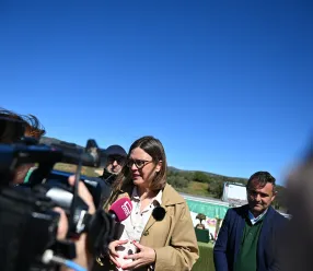 La consejera Portavoz del Gobierno regional, Esther Padilla, asiste al 25º Concurso de Poda de Olivos de Los Yébenes, en el Paraje de los Parrales, de Marjaliza, en el olivar de José María Romo