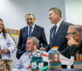 El presidente de Castilla-La Mancha, Emiliano García-Page en el encuentro con representantes de la Asociación Daño Cerebral Castilla-La Mancha en Talavera de la Reina, junto con el Consejero de Sanidad, Jesús Fernández Sanz