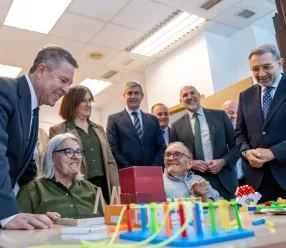 El presidente de Castilla-La Mancha, Emiliano García-Page en el encuentro con representantes de la Asociación Daño Cerebral Castilla-La Mancha en Talavera de la Reina, junto con el Consejero de Sanidad, Jesús Fernández Sanz